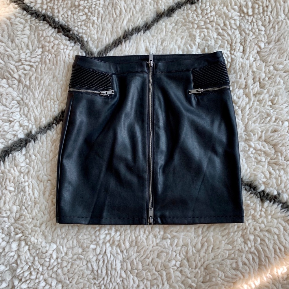 Leather skirt with zipper